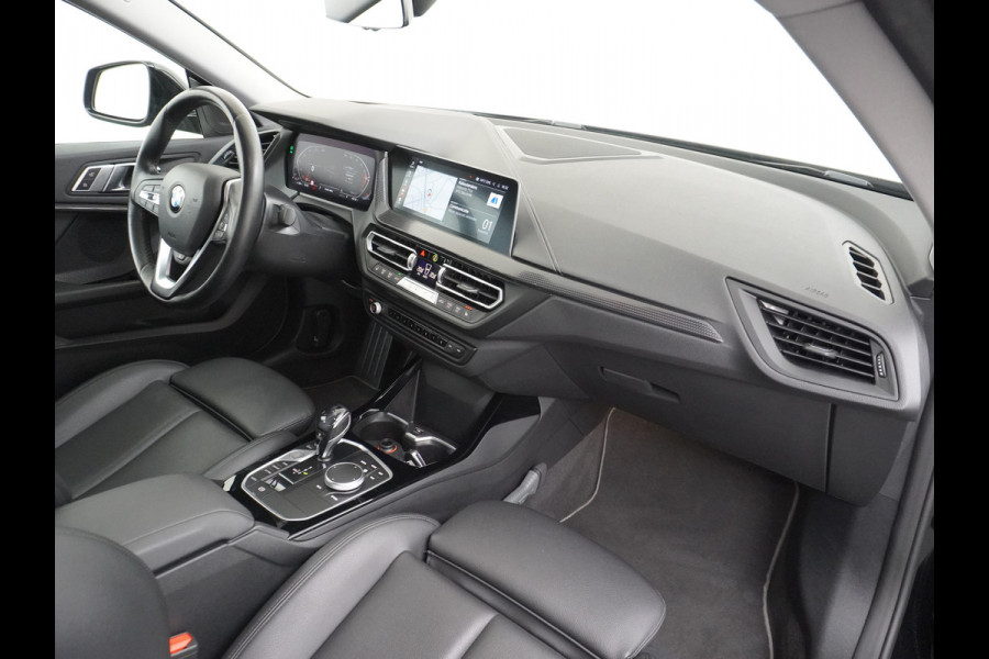 BMW 2 Serie Gran Coupé 218I AUT-7 High Executive Sportst.+Leer+Stuur+Verwarmd Apple Carplay Camera Android Navi Sport line Live Cockpit Prof Adap.Led Carbon-delen DAB Regen- en lichtsensor Speed Limit Info Connected services EURO6 Origin.Nederlandse auto ! Zeer compleet