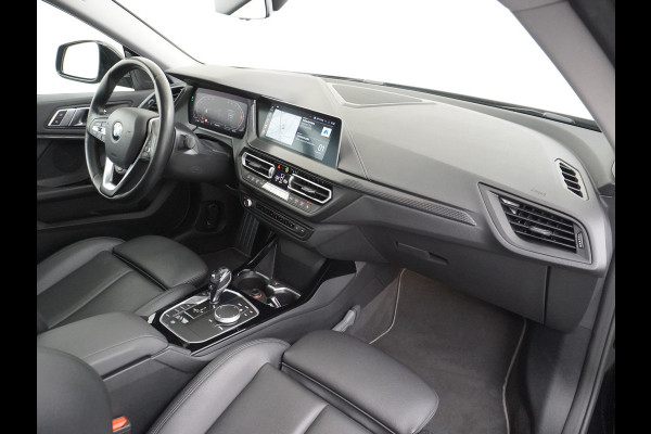 BMW 2 Serie Gran Coupé 218I AUT-7 High Executive Sportst.+Leer+Stuur+Verwarmd Apple Carplay Camera Android Navi Sport line Live Cockpit Prof Adap.Led Carbon-delen DAB Regen- en lichtsensor Speed Limit Info Connected services EURO6 Origin.Nederlandse auto ! Zeer compleet