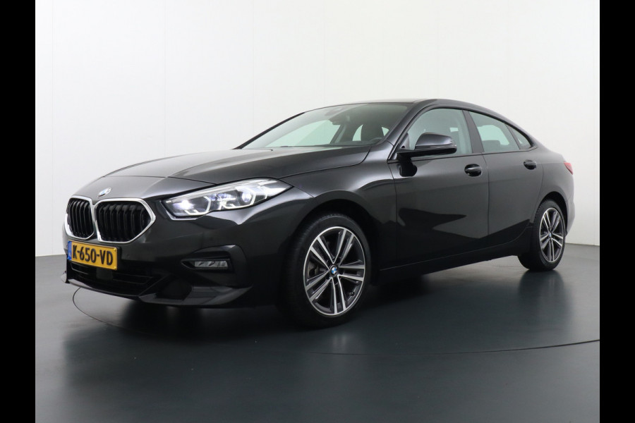 BMW 2 Serie Gran Coupé 218I AUT-7 High Executive Sportst.+Leer+Stuur+Verwarmd Apple Carplay Camera Android Navi Sport line Live Cockpit Prof Adap.Led Carbon-delen DAB Regen- en lichtsensor Speed Limit Info Connected services EURO6 Origin.Nederlandse auto ! Zeer compleet