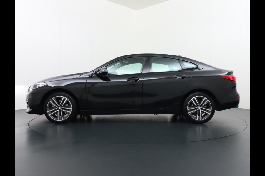 BMW 2 Serie Gran Coupé 218I AUT-7 High Executive Sportst.+Leer+Stuur+Verwarmd Apple Carplay Camera Android Navi Sport line Live Cockpit Prof Adap.Led Carbon-delen DAB Regen- en lichtsensor Speed Limit Info Connected services EURO6 Origin.Nederlandse auto ! Zeer compleet