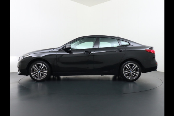 BMW 2 Serie Gran Coupé 218I AUT-7 High Executive Sportst.+Leer+Stuur+Verwarmd Apple Carplay Camera Android Navi Sport line Live Cockpit Prof Adap.Led Carbon-delen DAB Regen- en lichtsensor Speed Limit Info Connected services EURO6 Origin.Nederlandse auto ! Zeer compleet