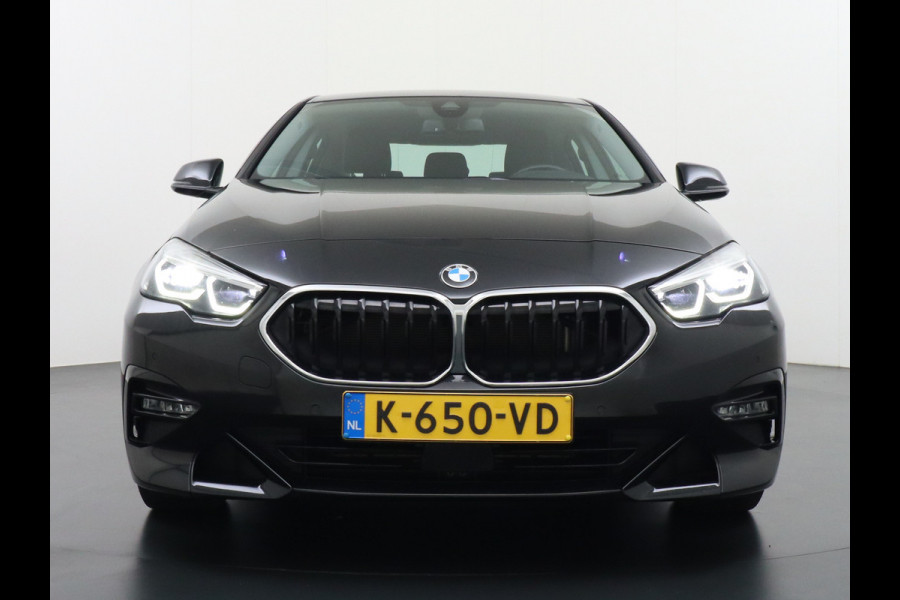 BMW 2 Serie Gran Coupé 218I AUT-7 High Executive Sportst.+Leer+Stuur+Verwarmd Apple Carplay Camera Android Navi Sport line Live Cockpit Prof Adap.Led Carbon-delen DAB Regen- en lichtsensor Speed Limit Info Connected services EURO6 Origin.Nederlandse auto ! Zeer compleet