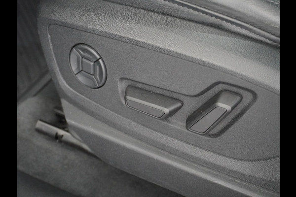 Audi e-tron Luchtvering Elektr.Leer+Memory+Verwarmd Pano-Dak Adap.Cruise Carplay LED Park-Assist PDC-a+V E-tron 20" Elektr.Achterklep 50 Qua Level-ride Actieve luidspreker E-Call Audi-Connect Keyless-go PTC SpoorAssist