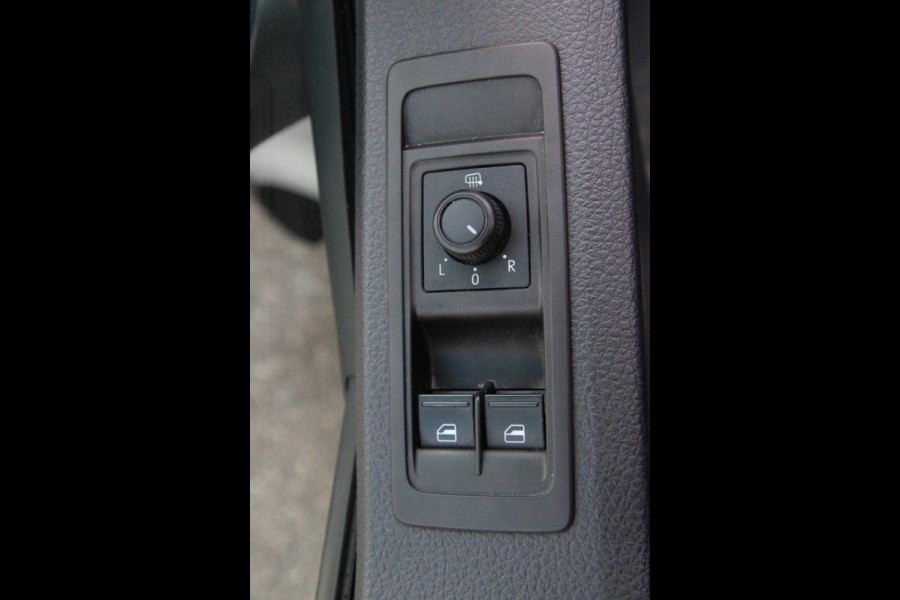 Volkswagen Transporter 2.0 TDI L2H1 Comfortline / Trekhaak / Imperiaal / Cruise / 3 zits