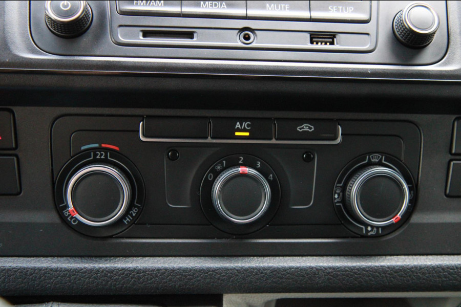 Volkswagen Transporter 2.0 TDI L2H1 Comfortline / Trekhaak / Imperiaal / Cruise / 3 zits