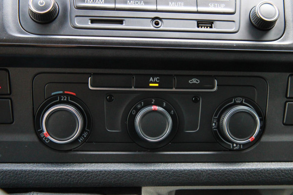 Volkswagen Transporter 2.0 TDI L2H1 Comfortline / Trekhaak / Imperiaal / Cruise / 3 zits