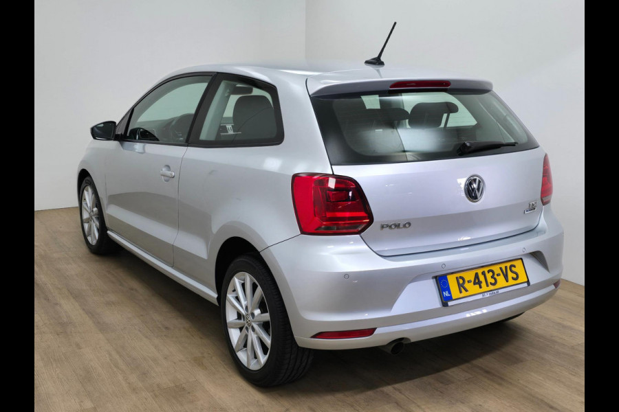 Volkswagen Polo Occasion 1.2 TSI Highline met carplay radio en sportieve look | Tweedehands Volkswagen Polo in zilvergrijs | Km's!