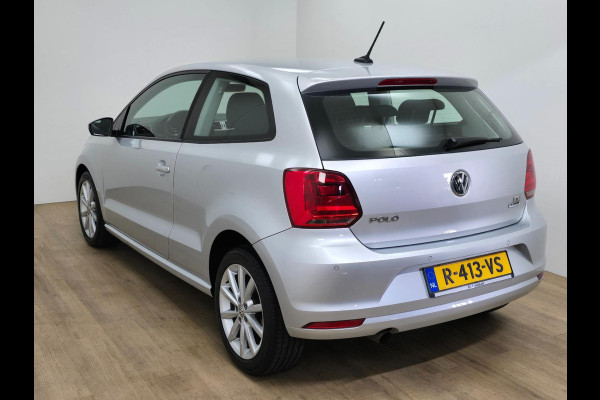 Volkswagen Polo Occasion 1.2 TSI Highline met carplay radio en sportieve look | Tweedehands Volkswagen Polo in zilvergrijs | Km's!