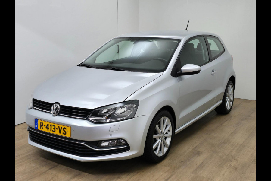 Volkswagen Polo Occasion 1.2 TSI Highline met carplay radio en sportieve look | Tweedehands Volkswagen Polo in zilvergrijs | Km's!