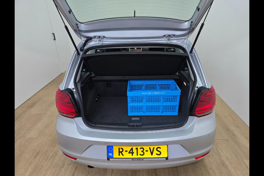 Volkswagen Polo Occasion 1.2 TSI Highline met carplay radio en sportieve look | Tweedehands Volkswagen Polo in zilvergrijs | Km's!