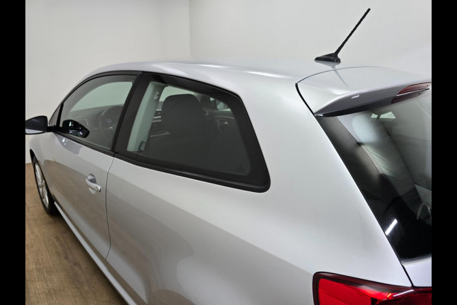 Volkswagen Polo Occasion 1.2 TSI Highline met carplay radio en sportieve look | Tweedehands Volkswagen Polo in zilvergrijs | Km's!