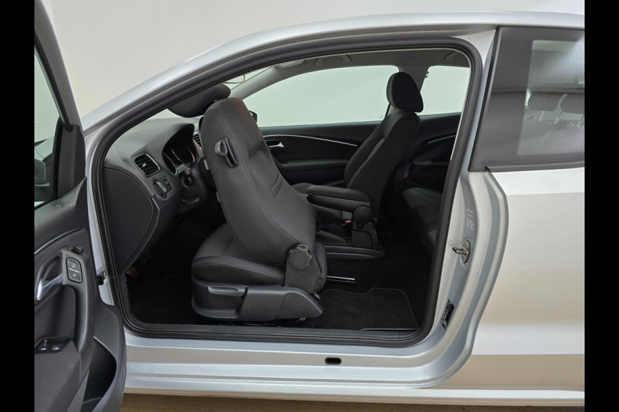 Volkswagen Polo Occasion 1.2 TSI Highline met carplay radio en sportieve look | Tweedehands Volkswagen Polo in zilvergrijs | Km's!