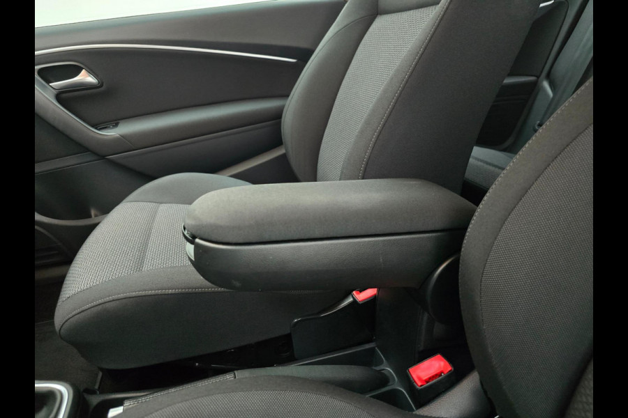 Volkswagen Polo Occasion 1.2 TSI Highline met carplay radio en sportieve look | Tweedehands Volkswagen Polo in zilvergrijs | Km's!