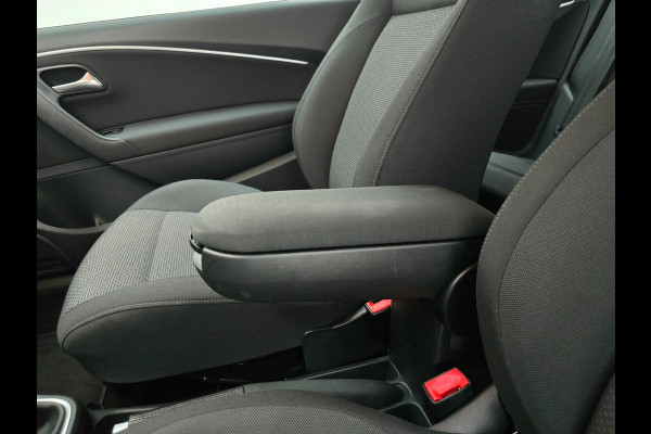 Volkswagen Polo Occasion 1.2 TSI Highline met carplay radio en sportieve look | Tweedehands Volkswagen Polo in zilvergrijs | Km's!
