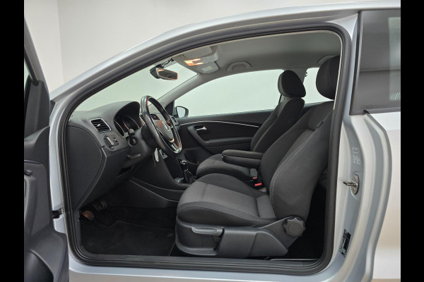 Volkswagen Polo Occasion 1.2 TSI Highline met carplay radio en sportieve look | Tweedehands Volkswagen Polo in zilvergrijs | Km's!