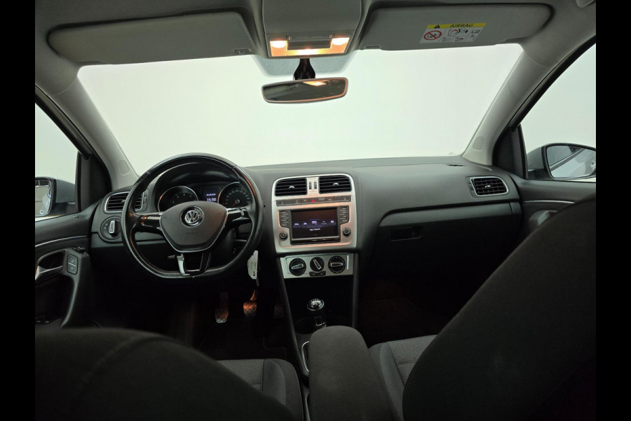 Volkswagen Polo Occasion 1.2 TSI Highline met carplay radio en sportieve look | Tweedehands Volkswagen Polo in zilvergrijs | Km's!