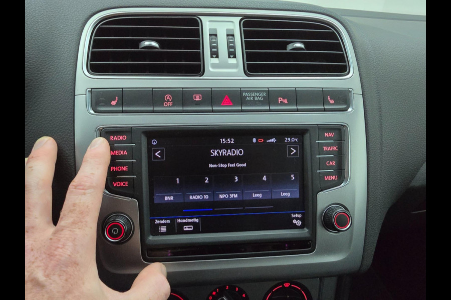 Volkswagen Polo Occasion 1.2 TSI Highline met carplay radio en sportieve look | Tweedehands Volkswagen Polo in zilvergrijs | Km's!