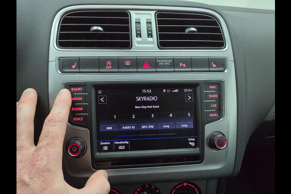 Volkswagen Polo Occasion 1.2 TSI Highline met carplay radio en sportieve look | Tweedehands Volkswagen Polo in zilvergrijs | Km's!