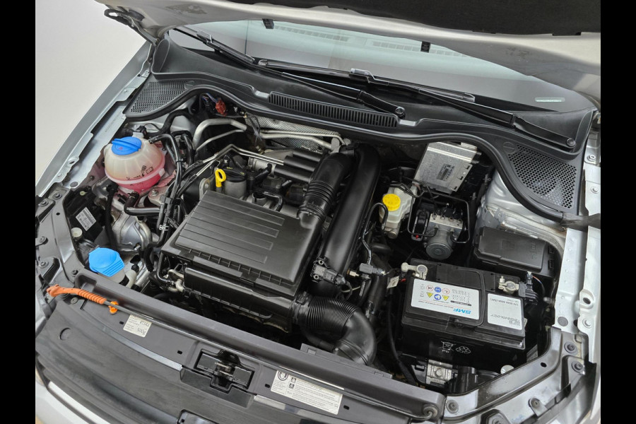 Volkswagen Polo Occasion 1.2 TSI Highline met carplay radio en sportieve look | Tweedehands Volkswagen Polo in zilvergrijs | Km's!