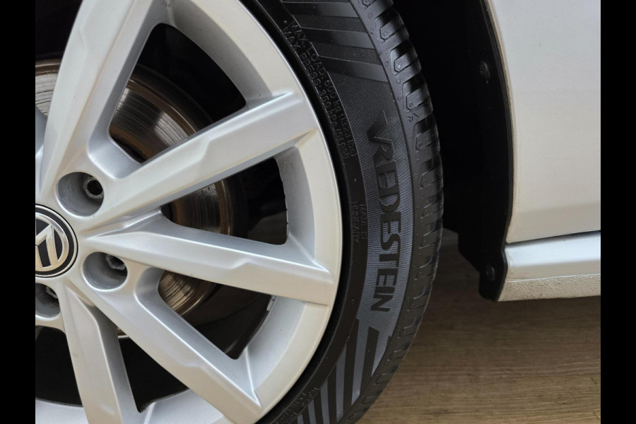 Volkswagen Polo Occasion 1.2 TSI Highline met carplay radio en sportieve look | Tweedehands Volkswagen Polo in zilvergrijs | Km's!