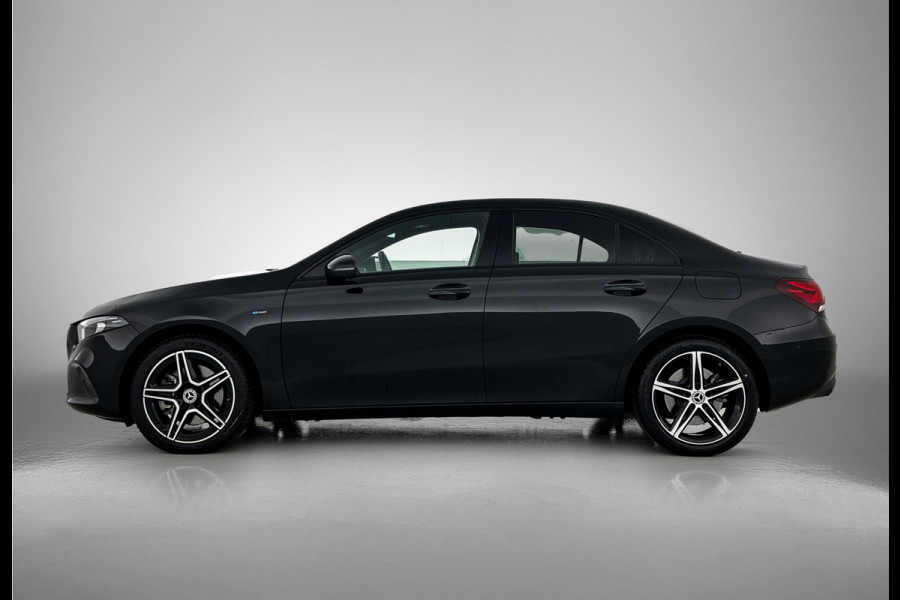 Mercedes-Benz A-Klasse 250 e Premium Plus | 5 spaaks lichtmetalen velgen | MBUX wide screen | Navigatie | Parking support | Camera achter | Inclusief 24 maanden Mercedes-Benz Certified garantie voor Europa.