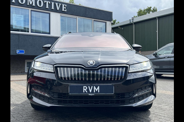 Škoda Superb Combi 1.4 TSI iV Sportline Business PHEV | PLUG-IN HYBRIDE | ADD CRUISE | STOEL/ STUURVERWARMING | ELEK. TREKHAAK | 360 CAMERA| ACHTERBANK VERWARMD| TREKHAAK | BOM VOL OPTIES | RIJKLAAR GELEVERD MET 12 MND BOVAG GARANTIE |