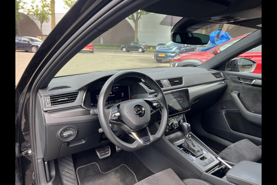 Škoda Superb Combi 1.4 TSI iV Sportline Business PHEV | PLUG-IN HYBRIDE | ADD CRUISE | STOEL/ STUURVERWARMING | ELEK. TREKHAAK | 360 CAMERA| ACHTERBANK VERWARMD| TREKHAAK | BOM VOL OPTIES | RIJKLAAR GELEVERD MET 12 MND BOVAG GARANTIE |