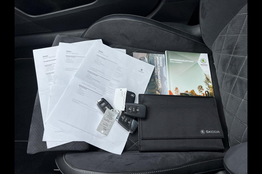 Škoda Superb Combi 1.4 TSI iV Sportline Business PHEV | PLUG-IN HYBRIDE | ADD CRUISE | STOEL/ STUURVERWARMING | ELEK. TREKHAAK | 360 CAMERA| ACHTERBANK VERWARMD| TREKHAAK | BOM VOL OPTIES | RIJKLAAR GELEVERD MET 12 MND BOVAG GARANTIE |