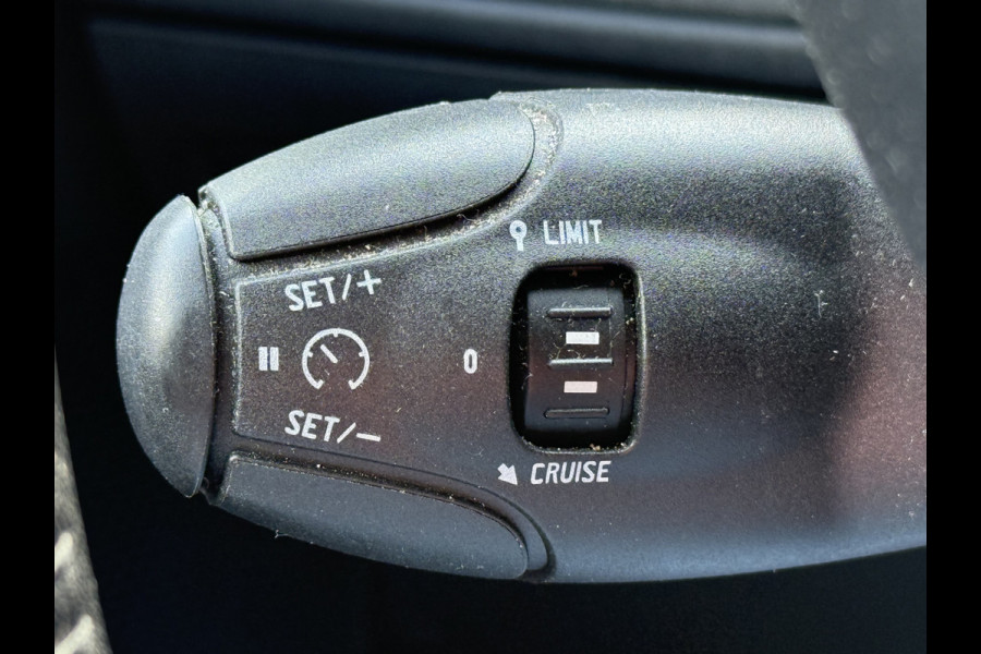 Peugeot 2008 BWJ 2017 | 1.2PT 111PK Blue Lion | TREKHAAK | PANO DAK | AIRCO | NAVI | CRUISE | PDC |