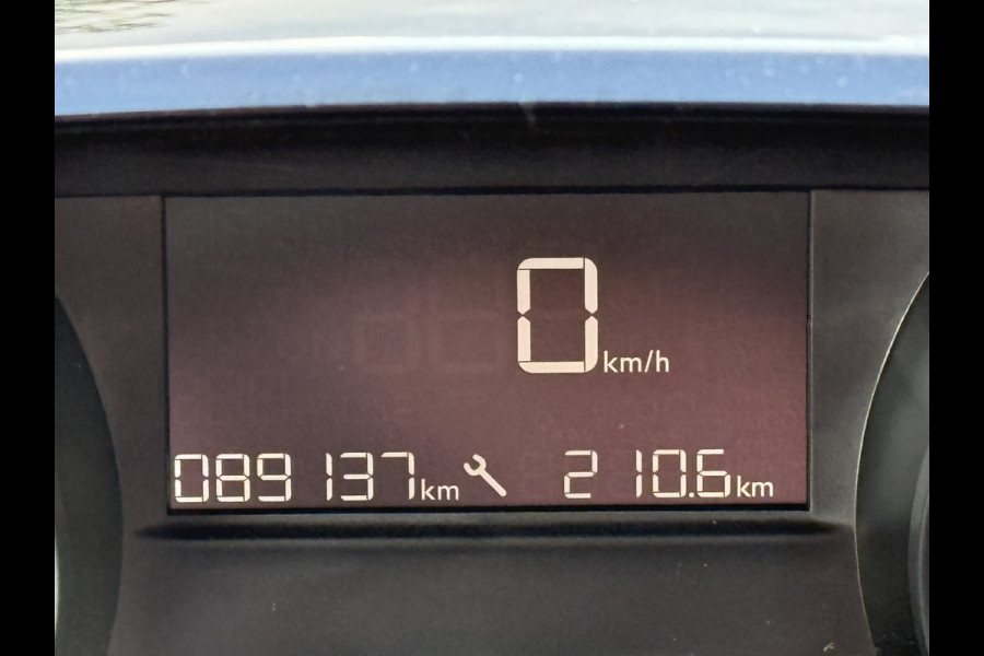 Peugeot 2008 BWJ 2017 | 1.2PT 111PK Blue Lion | TREKHAAK | PANO DAK | AIRCO | NAVI | CRUISE | PDC |