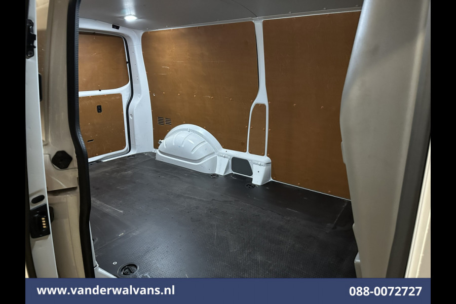 Volkswagen Transporter 2.0 TDI 150 pk L2H1 Euro6 # Airco | Trekhaak | Apple Carplay | Android Auto Parkeersensoren, Cruisecontrol