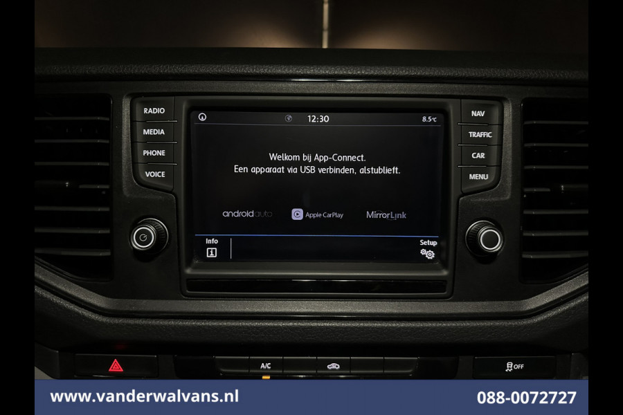 Volkswagen Crafter 2.0 TDI 141pk L3H3 L2H2 Euro6 Airco | Navigatie | Apple Carplay | Cruisecontrol Android Auto, Bijrijdersbank, 3000kg trekvermogen, zilver