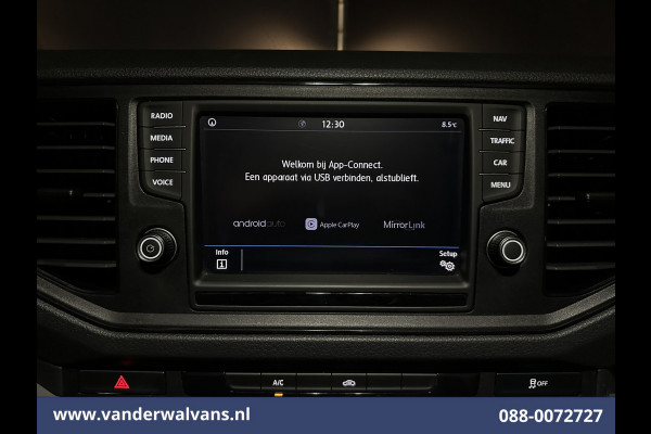 Volkswagen Crafter 2.0 TDI 141pk L3H3 L2H2 Euro6 Airco | Navigatie | Apple Carplay | Cruisecontrol Android Auto, Bijrijdersbank, 3000kg trekvermogen, zilver