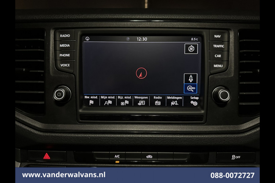 Volkswagen Crafter 2.0 TDI 141pk L3H3 L2H2 Euro6 Airco | Navigatie | Apple Carplay | Cruisecontrol Android Auto, Bijrijdersbank, 3000kg trekvermogen, zilver