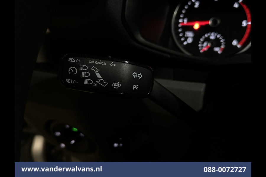 Volkswagen Crafter 2.0 TDI 141pk L3H3 L2H2 Euro6 Airco | Navigatie | Apple Carplay | Cruisecontrol Android Auto, Bijrijdersbank, 3000kg trekvermogen, zilver