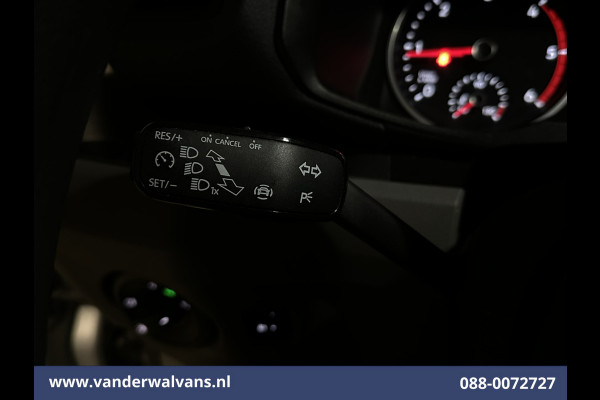 Volkswagen Crafter 2.0 TDI 141pk L3H3 L2H2 Euro6 Airco | Navigatie | Apple Carplay | Cruisecontrol Android Auto, Bijrijdersbank, 3000kg trekvermogen, zilver