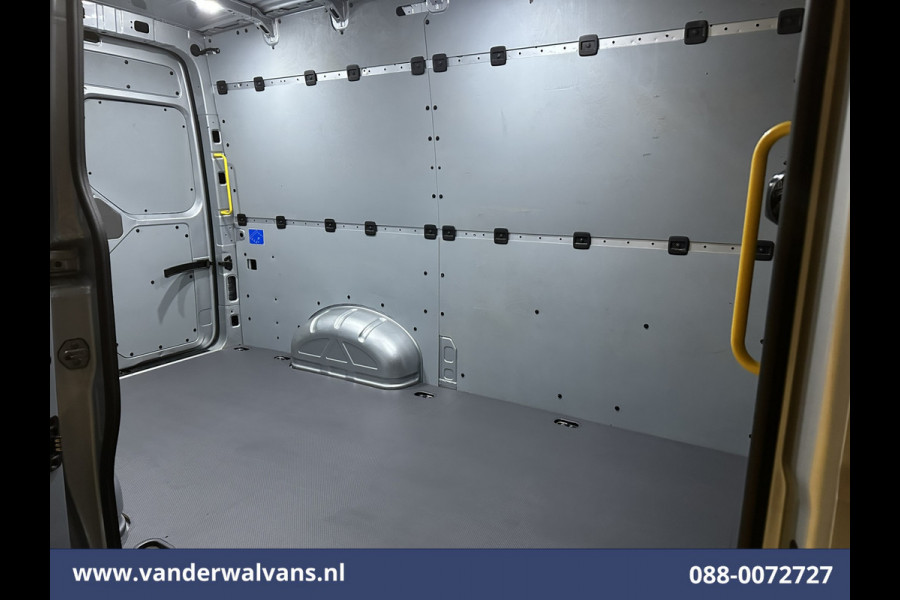 Volkswagen Crafter 2.0 TDI 141pk L3H3 L2H2 Euro6 Airco | Navigatie | Apple Carplay | Cruisecontrol Android Auto, Bijrijdersbank, 3000kg trekvermogen, zilver