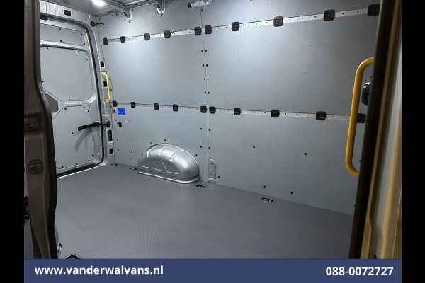 Volkswagen Crafter 2.0 TDI 141pk L3H3 L2H2 Euro6 Airco | Navigatie | Apple Carplay | Cruisecontrol Android Auto, Bijrijdersbank, 3000kg trekvermogen, zilver