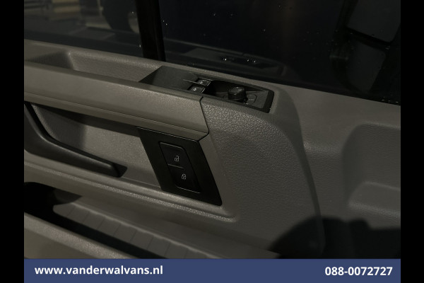 Volkswagen Crafter 2.0 TDI 141pk L3H3 L2H2 Euro6 Airco | Navigatie | Apple Carplay | Cruisecontrol Android Auto, Bijrijdersbank, 3000kg trekvermogen, zilver