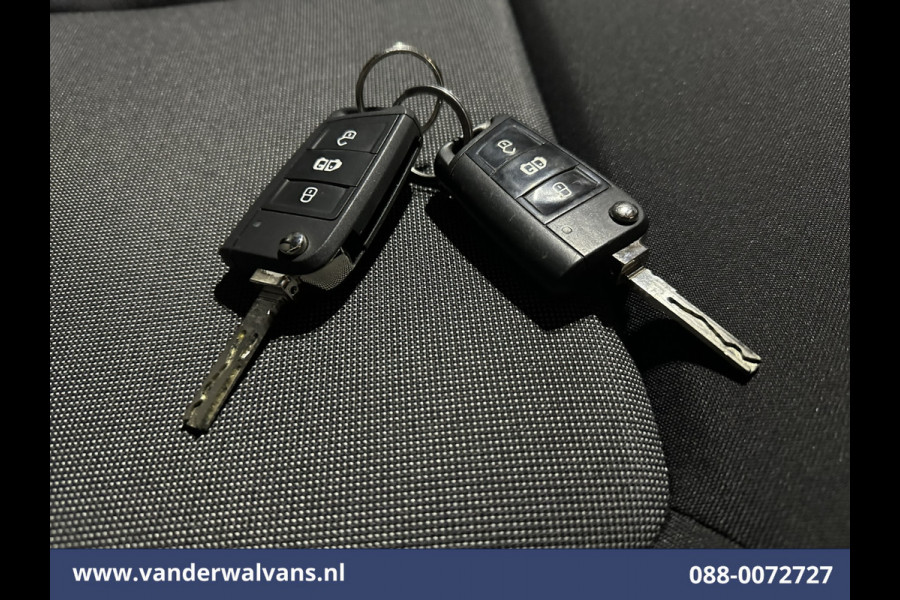 Volkswagen Crafter 2.0 TDI 141pk L3H3 L2H2 Euro6 Airco | Navigatie | Apple Carplay | Cruisecontrol Android Auto, Bijrijdersbank, 3000kg trekvermogen, zilver