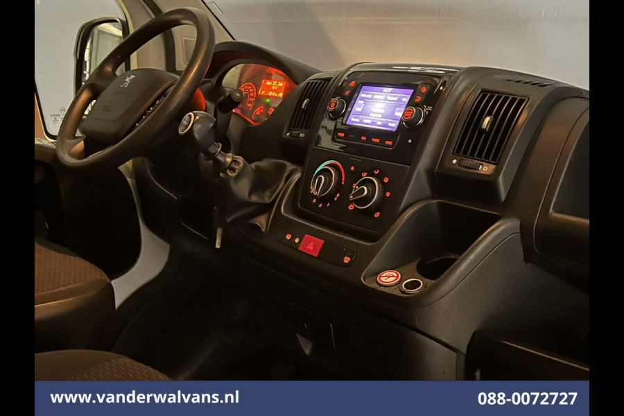 Peugeot Boxer 2.2 BlueHDi 120pk L1H1 Euro6 ** Airco | Camera | Navigatie | Trekhaak | Cruisecontrol Parkeersensoren, Bijrijdersbank