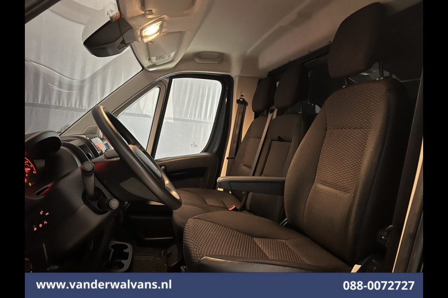 Peugeot Boxer 2.0 BlueHDI 141pk Bakwagen Laadklep Euro6 Airco | Camera | Cruisecontrol | Chauffeursstoel Bijrijdersbank