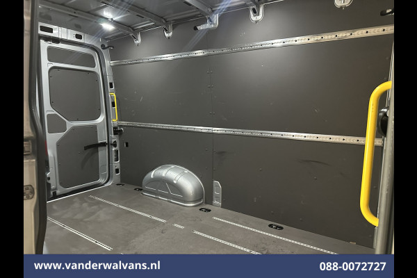 Volkswagen Crafter 2.0 TDI 141pk L3H3 L2H2 Euro6 Airco | Camera | Navigatie | Android Auto | Stoelverwarming Parkeersensoren, Bijrijdersbank, 3000kg trekvermogen, zilver