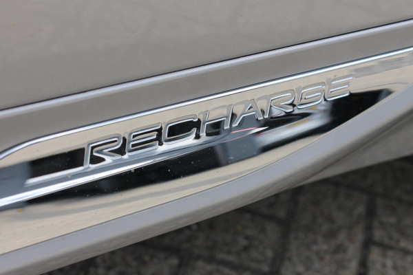 Volvo XC60 T6 350PK Long Range Plug-in hybrid AWD Plus Bright Panoramisch schuif-kanteldak / Google infotainment / Lederen bekleding / Parkeersensoren voor en achter met parkeercamera / Road Sign information / Cruise Control