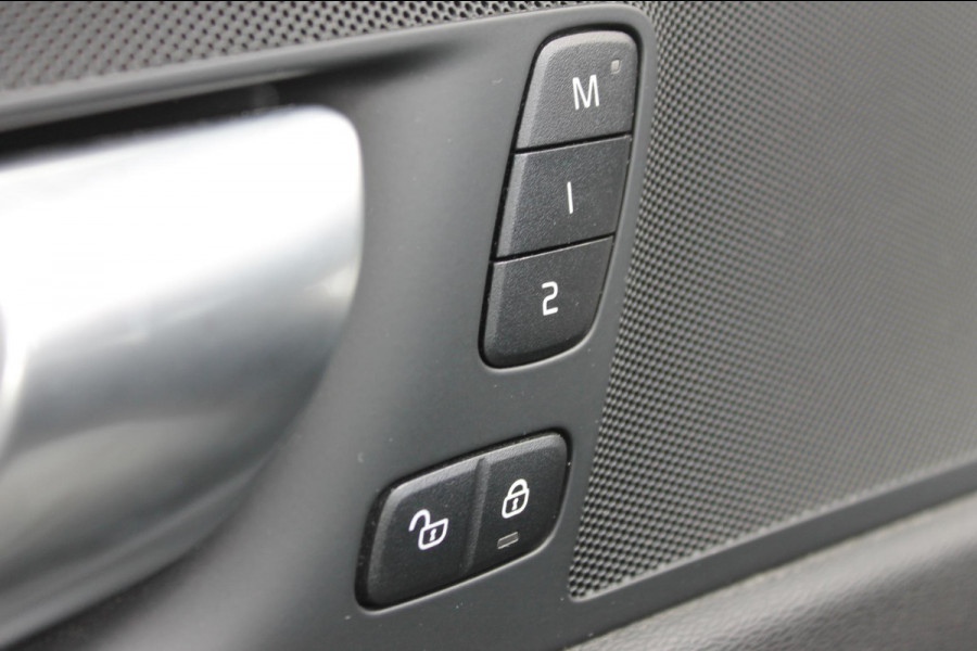 Volvo XC60 T6 350PK Long Range Plug-in hybrid AWD Plus Bright Panoramisch schuif-kanteldak / Google infotainment / Lederen bekleding / Parkeersensoren voor en achter met parkeercamera / Road Sign information / Cruise Control