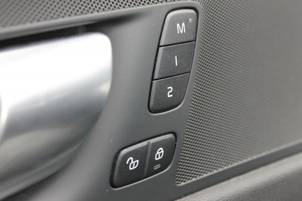 Volvo XC60 T6 350PK Long Range Plug-in hybrid AWD Plus Bright Panoramisch schuif-kanteldak / Google infotainment / Lederen bekleding / Parkeersensoren voor en achter met parkeercamera / Road Sign information / Cruise Control