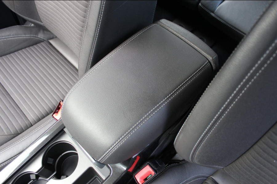 Ford Kuga 1.5 EcoBoost Titanium|Prijs rijklaar incl. 12 mnd garantie| Trekhaak Navi PDC Stoel en stuurverwarming Carplay