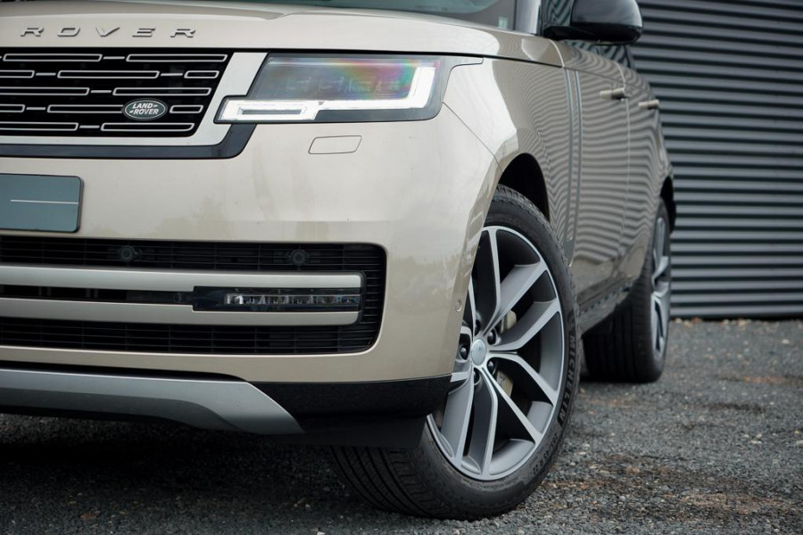 Land Rover Range Rover 3.0 P460e HSE PHEV / Batumi Gold / Towing Pack / Pano / NL Auto / 4Wiel sturing