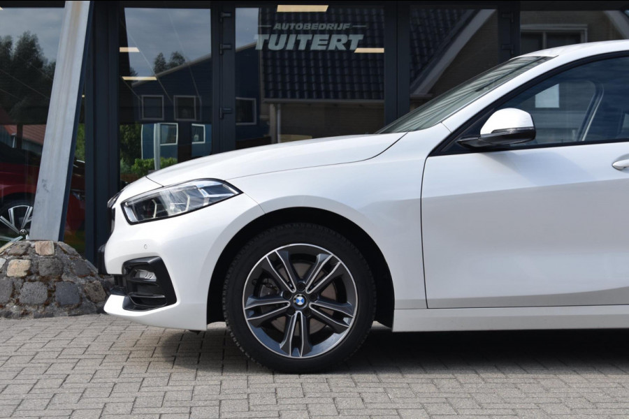 BMW 1-serie 118i Sport line | STOELVERWARMING | APPLE CARPLAY | ANDROID AUTO | NAP | SFEERVERLICHTING