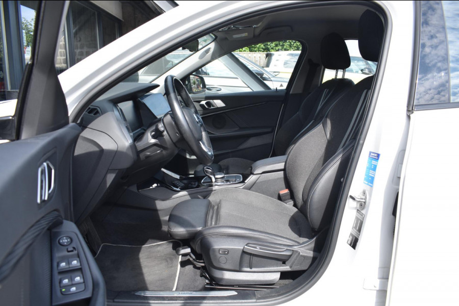 BMW 1-serie 118i Sport line | STOELVERWARMING | APPLE CARPLAY | ANDROID AUTO | NAP | SFEERVERLICHTING